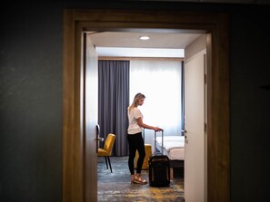 Escritorio, espacio para trabajar con laptop y cortinas blackout