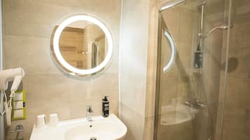 Escritorio, espacio para trabajar con un portátil, cortinas opacas