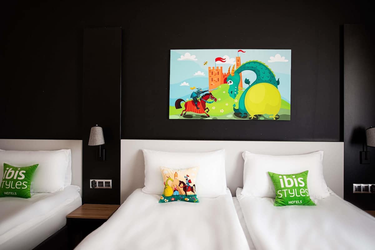 Quarto standard, várias camas | Escrivaninha, espaço de trabalho para notebook, cortinas blackout