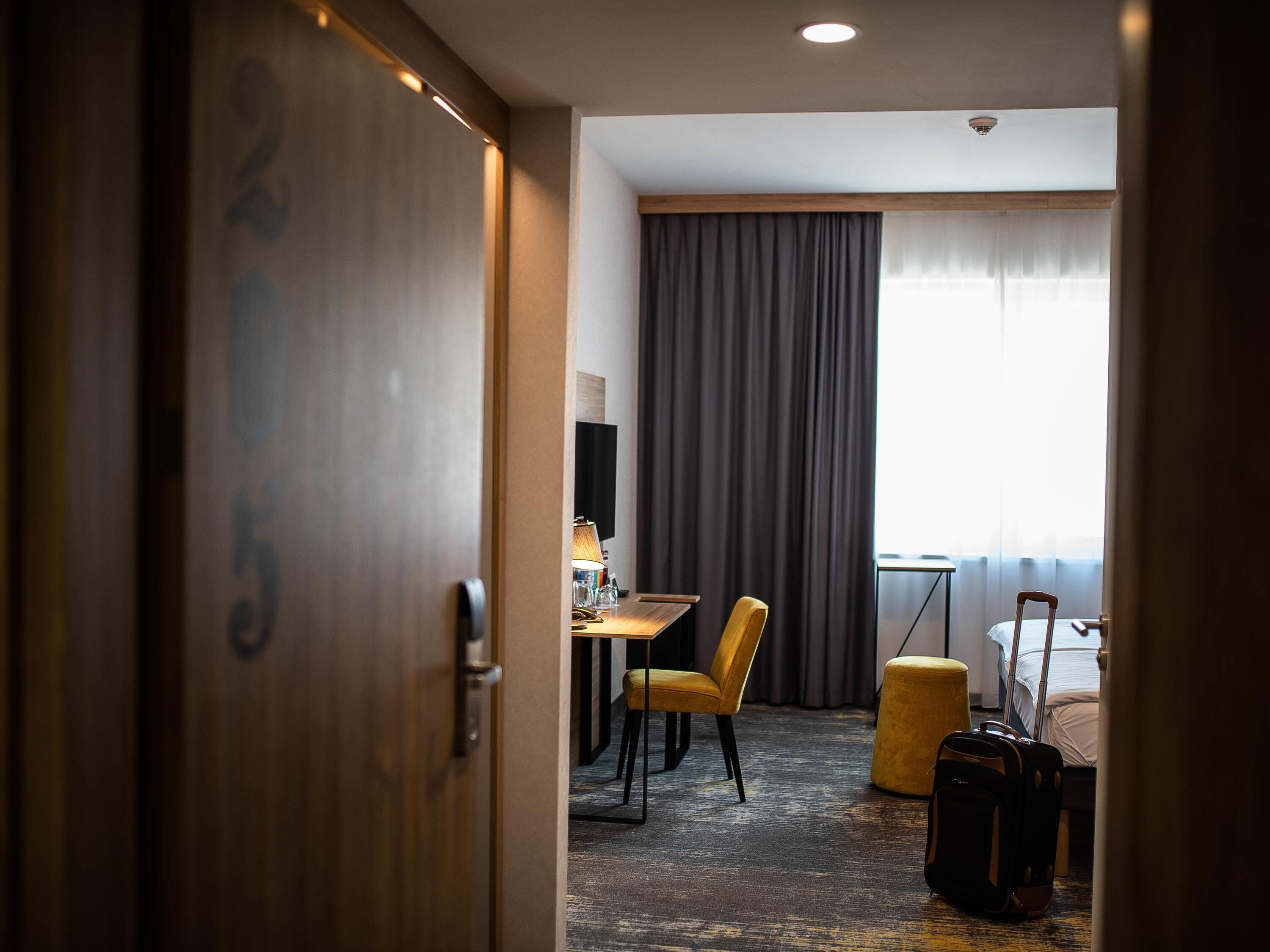 Twin kamer, 2 eenpersoonsbedden | Een bureau, een laptopwerkplek, verduisterende gordijnen