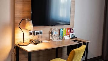 ์ฑ
์, ๋
ธํธ๋ถ ์์
๊ณต๊ฐ, ์๋ง ์ปคํผ, ๋ฐฉ์ ์ค๋น