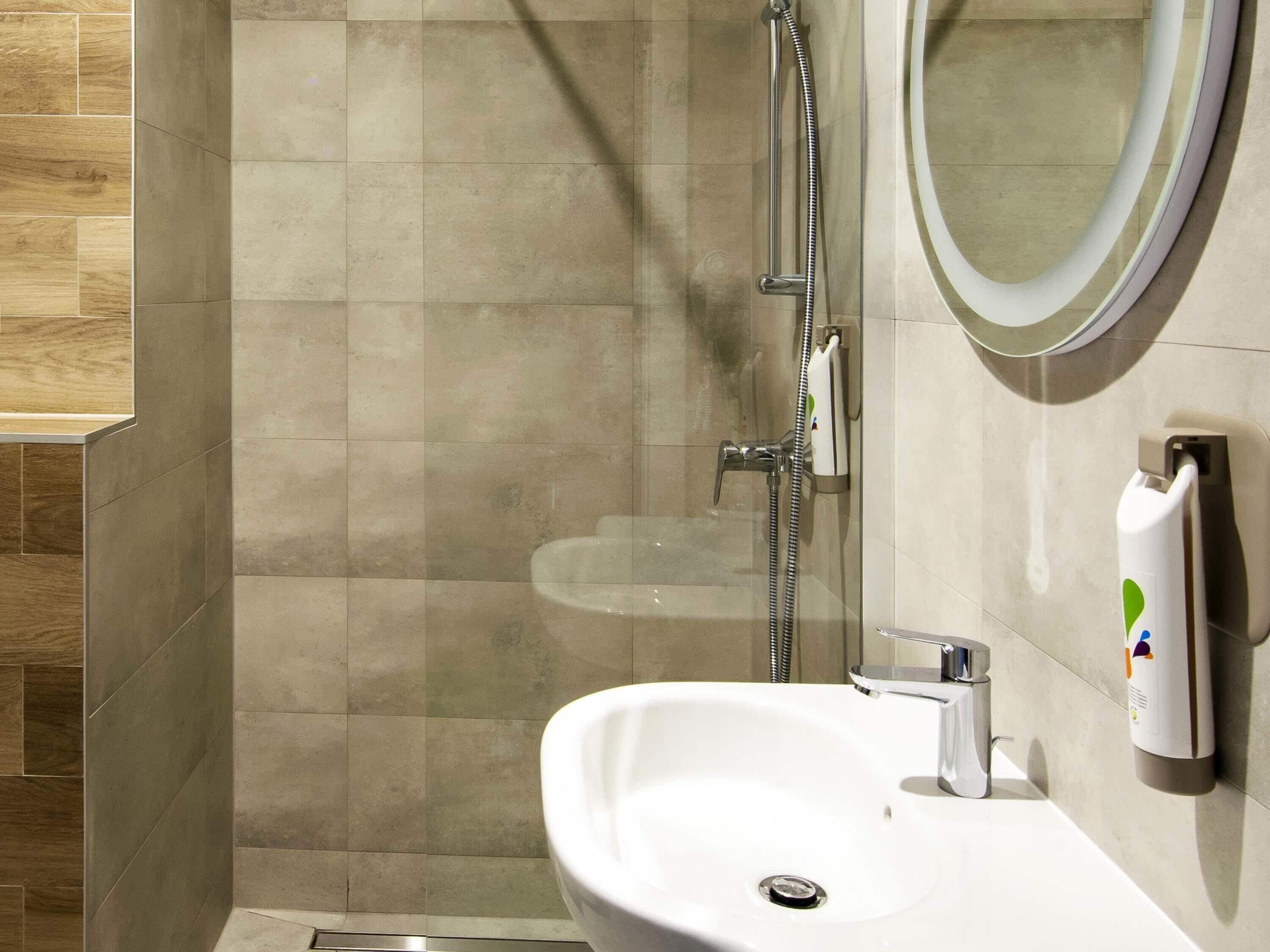 Phòng, 1 giường đơn | Bàn, khu vực làm việc phù hợp cho laptop, màn/rèm cản sáng 