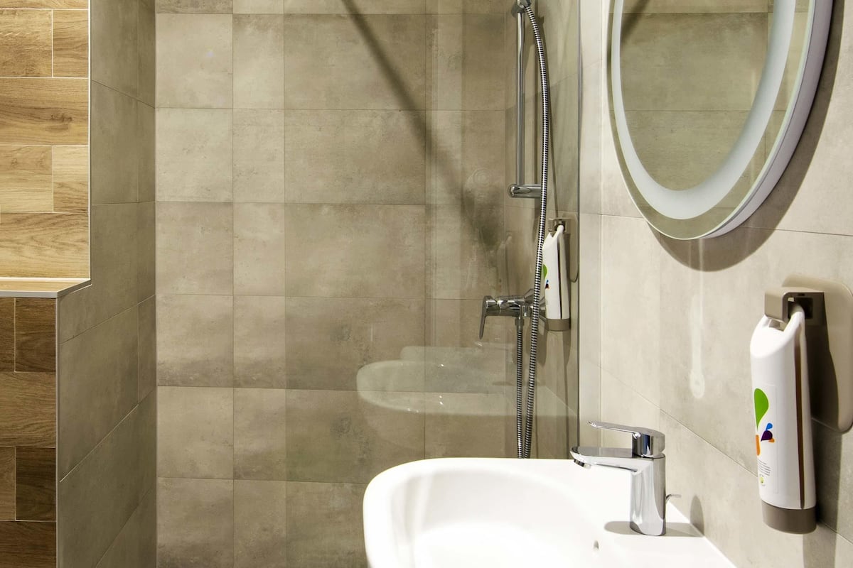 Room, 1 Twin Bed | Desk, laptop workspace, blackout drapes, soundproofing