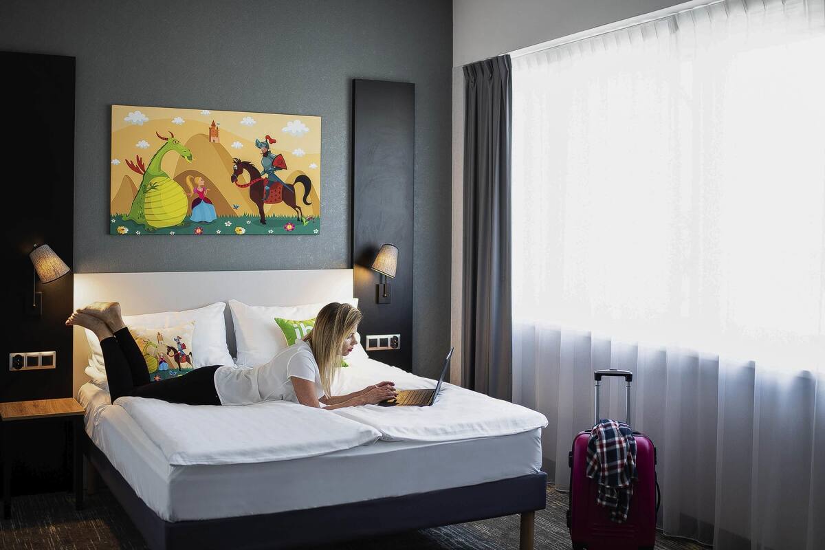 Escrivaninha, espaço de trabalho para notebook, cortinas blackout