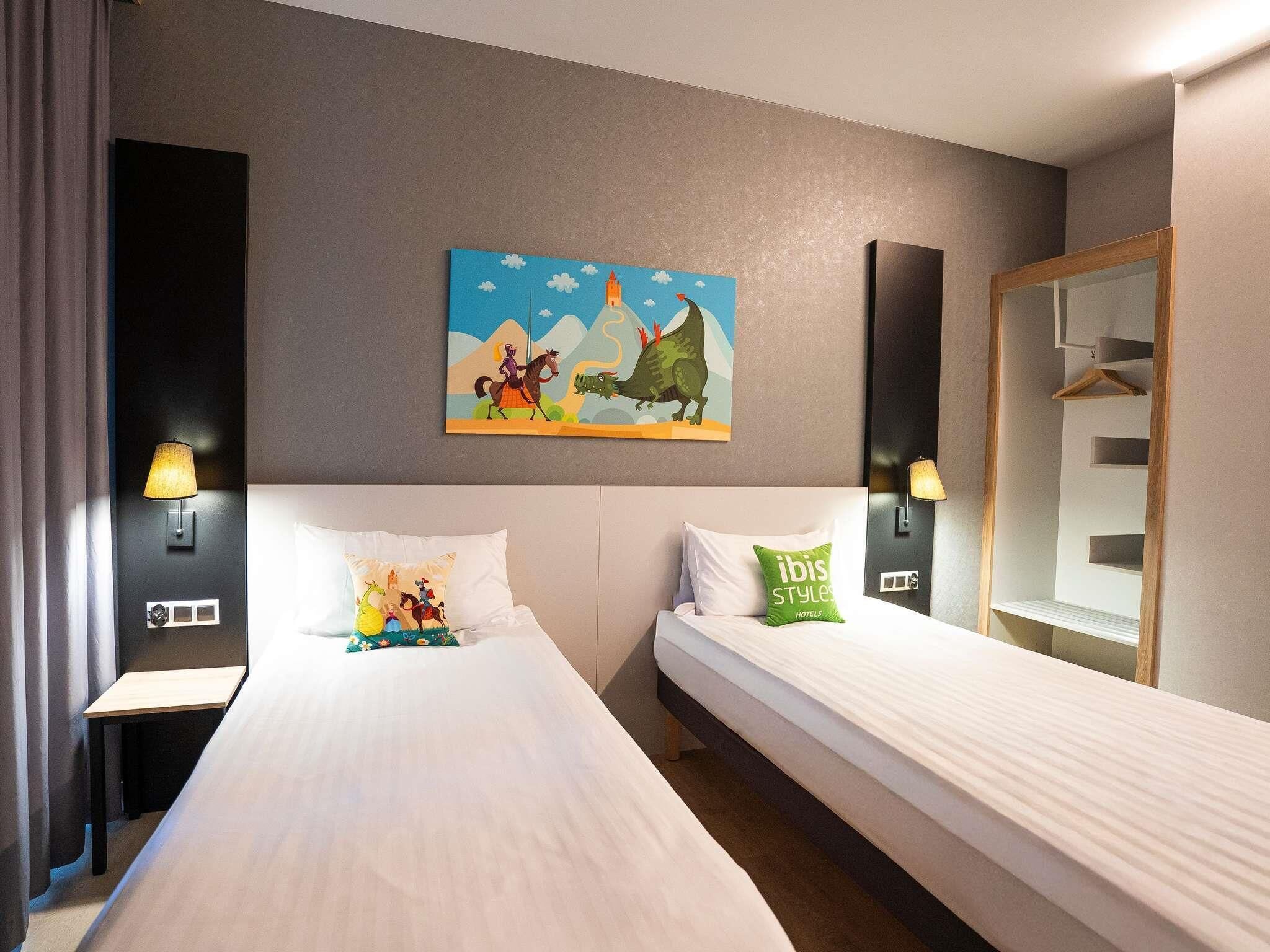 Twin kamer, 2 eenpersoonsbedden | Een bureau, een laptopwerkplek, verduisterende gordijnen