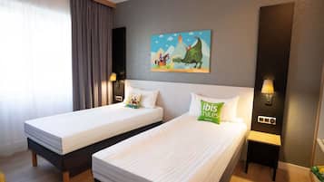 Twin Room, 2 Twin Beds | Desk, laptop workspace, blackout drapes, soundproofing
