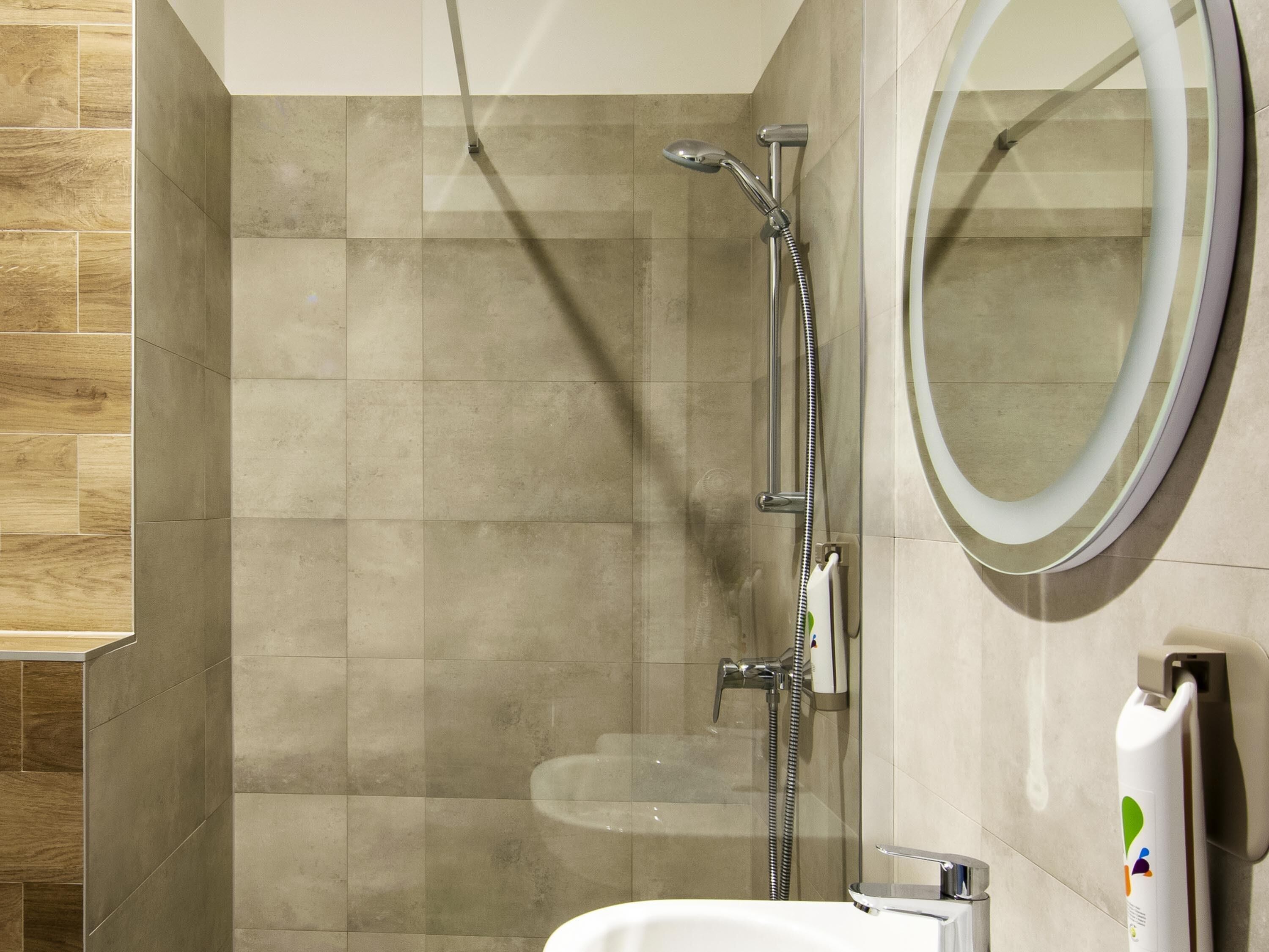 Tweepersoonskamer, 1 tweepersoonsbed | Een bureau, een laptopwerkplek, verduisterende gordijnen