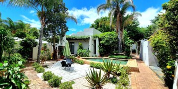 Piscina externa, guarda-sóis, espreguiçadeiras