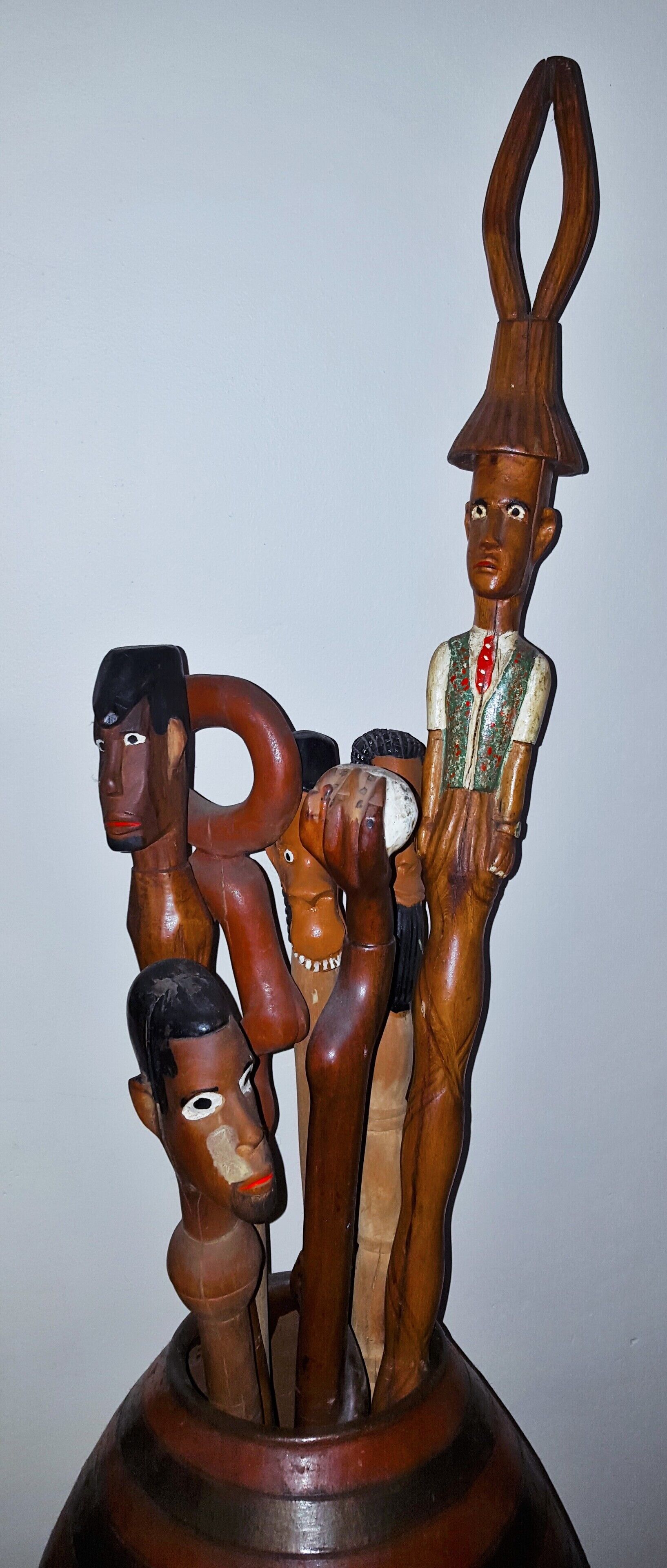Une sculpture en bois représentant plusieurs personnages.
