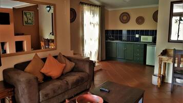 Premium tweepersoonskamer | Woonkamer | Een 54-cm ledtelevisie met satellietzenders en een televisie