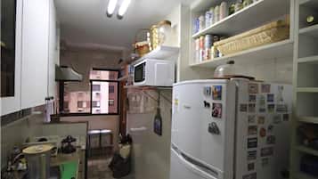 Apartamento standard, 2 quartos | Cozinha privada | Geladeira, micro-ondas, cafeteira/chaleira
