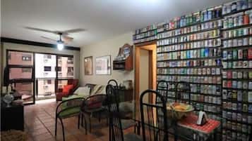 Apartamento standard, 2 quartos | Área de estar