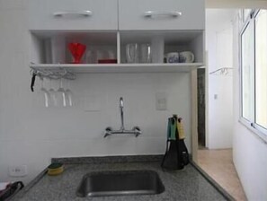 Standard Apartment, 3 Bedrooms | Private kitchenette