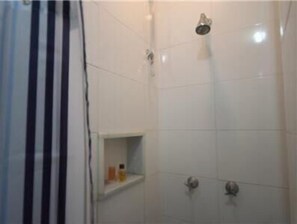 Departamento estándar, 3 habitaciones | Regadera en el baño