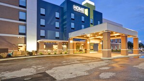 Un hotel moderno con un llamativo letrero que dice