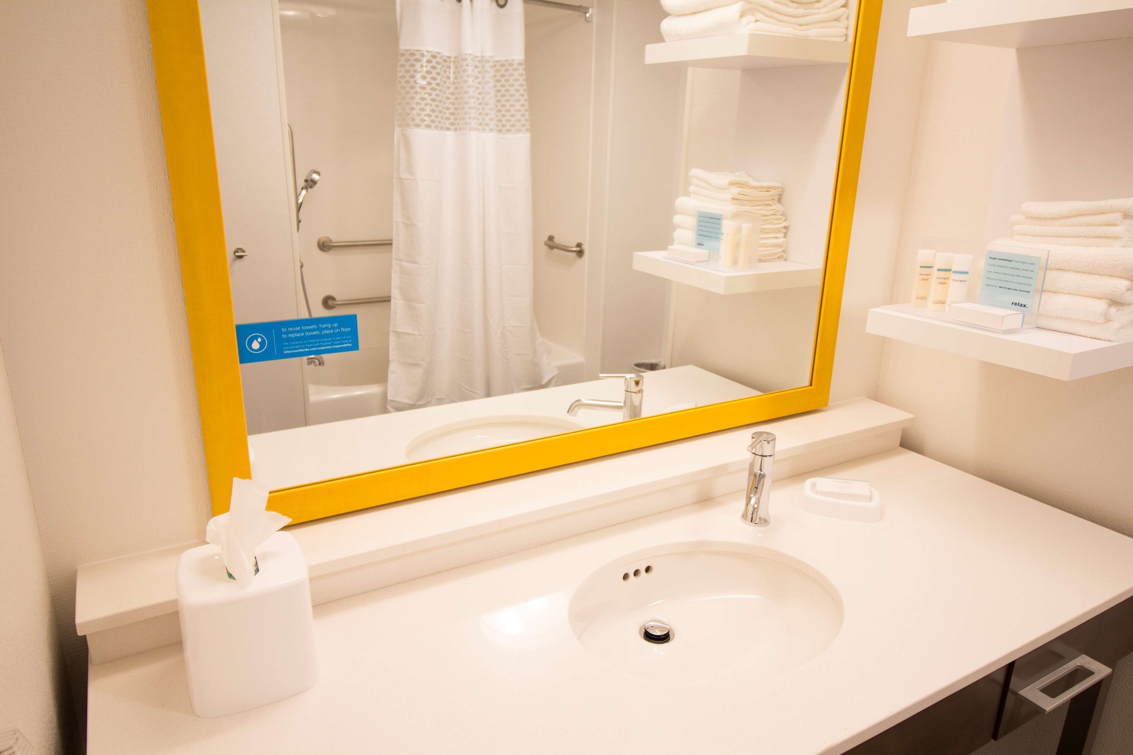 room, 2 queen beds, non smoking | bathroom | free toiletries, hair dryer, towels