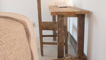 Habitació doble Comfort, 1 llit de matrimoni | Espai de treball apte per a portàtils i cortines opaques