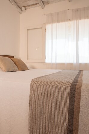 Een laptopwerkplek, verduisterende gordijnen, rolstoeltoegang