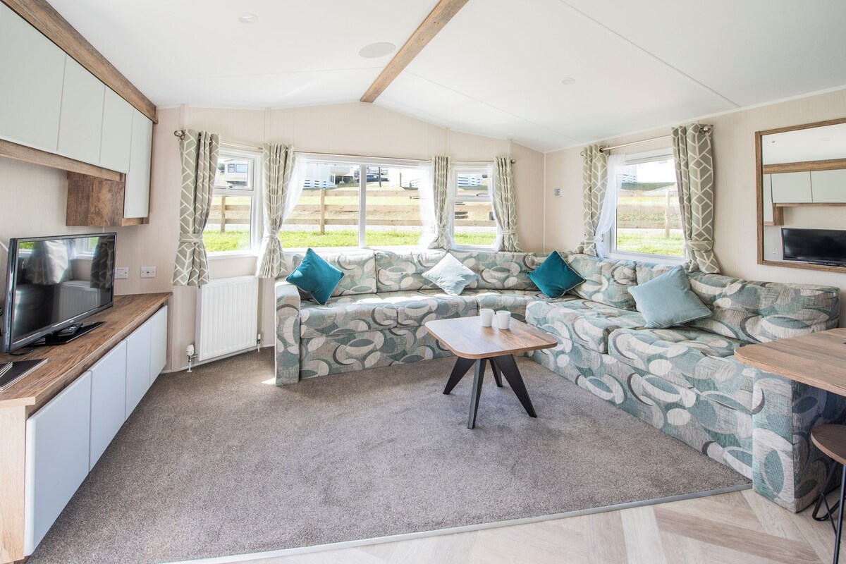 Casa móvil, 2 habitaciones (Gold Caravan) | Sala de estar | Una televisión