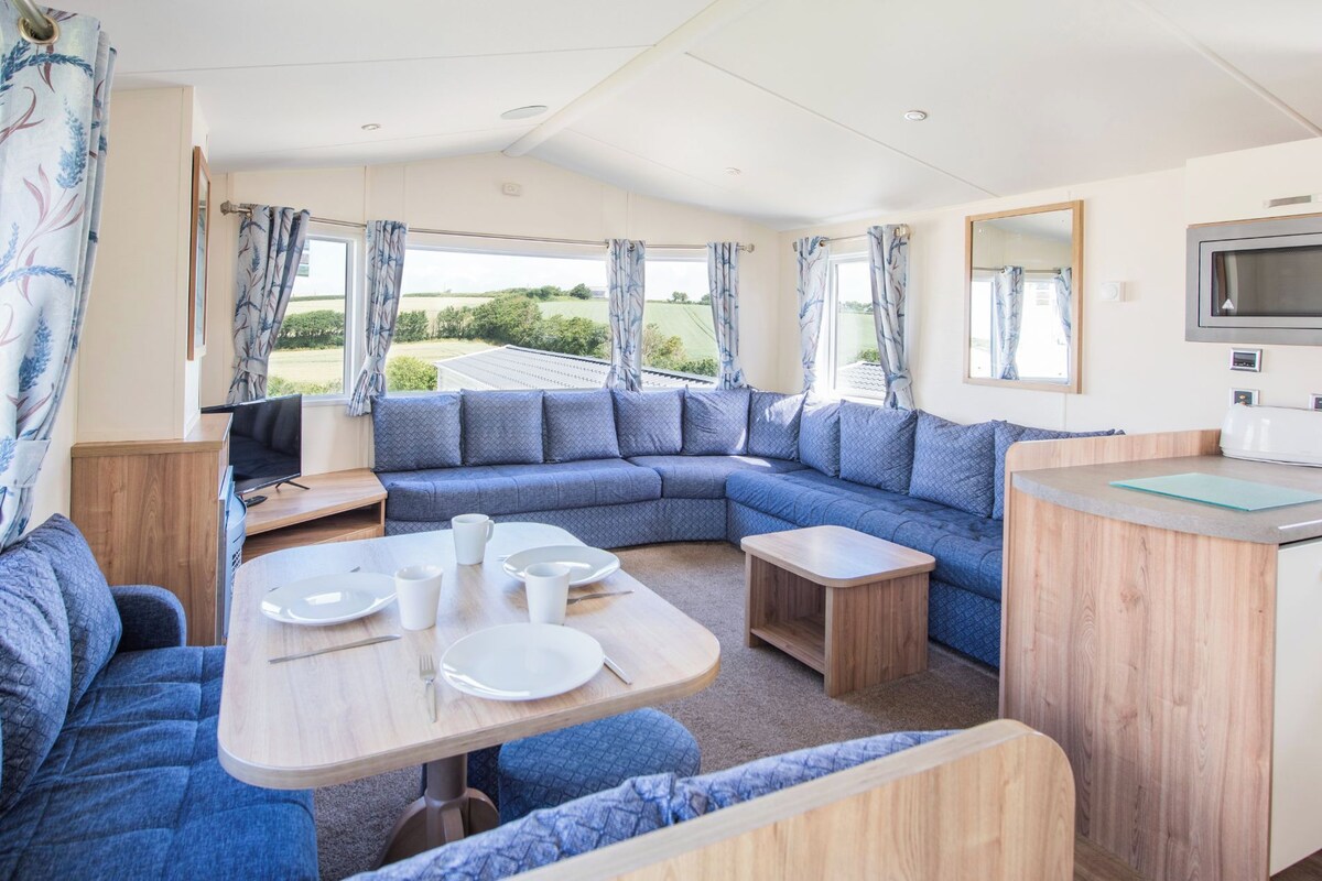 2 Bedroom Bronze Caravan | 起居區 | 電視