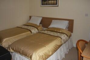 A room with two beds, each with a wooden headboard and white pillows. - Cottage Lea's Country Hotel & Restaurant (Pickering)