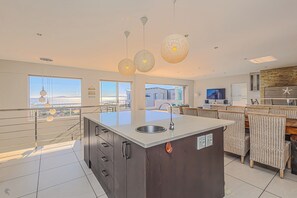 Comfort House, 4 Bedrooms | Private kitchen | Fridge