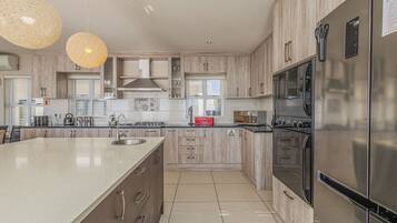 Comfort House, 4 Bedrooms | Private kitchen | Fridge