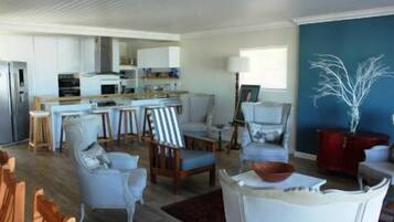 Appartement Affaires, 1 trÚs grand lit | Salle de séjour | Télévision à écran plat