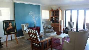 Business Apartment, 1 King Bed | Living room | Flat-screen TV