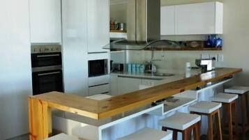 Business Apartment, 1 King Bed | Private kitchen | Dishwasher