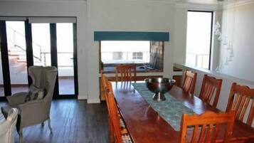 Business Apartment, 1 King Bed | In-room dining