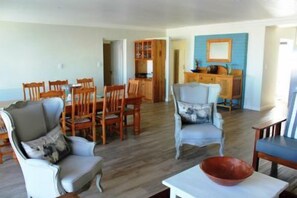 Business Apartment, 1 King Bed | Living room | Flat-screen TV - 8 Deo Gloria Self catering (Langebaan)