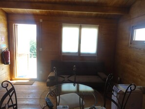 Bungalow, 2 slaapkamers | Woonkamer | Televisie