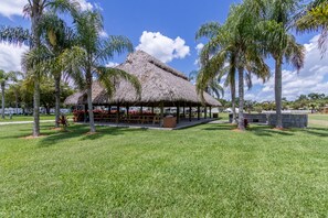BBQ/picnic area - Miami Everglades RV Resort (Miami)