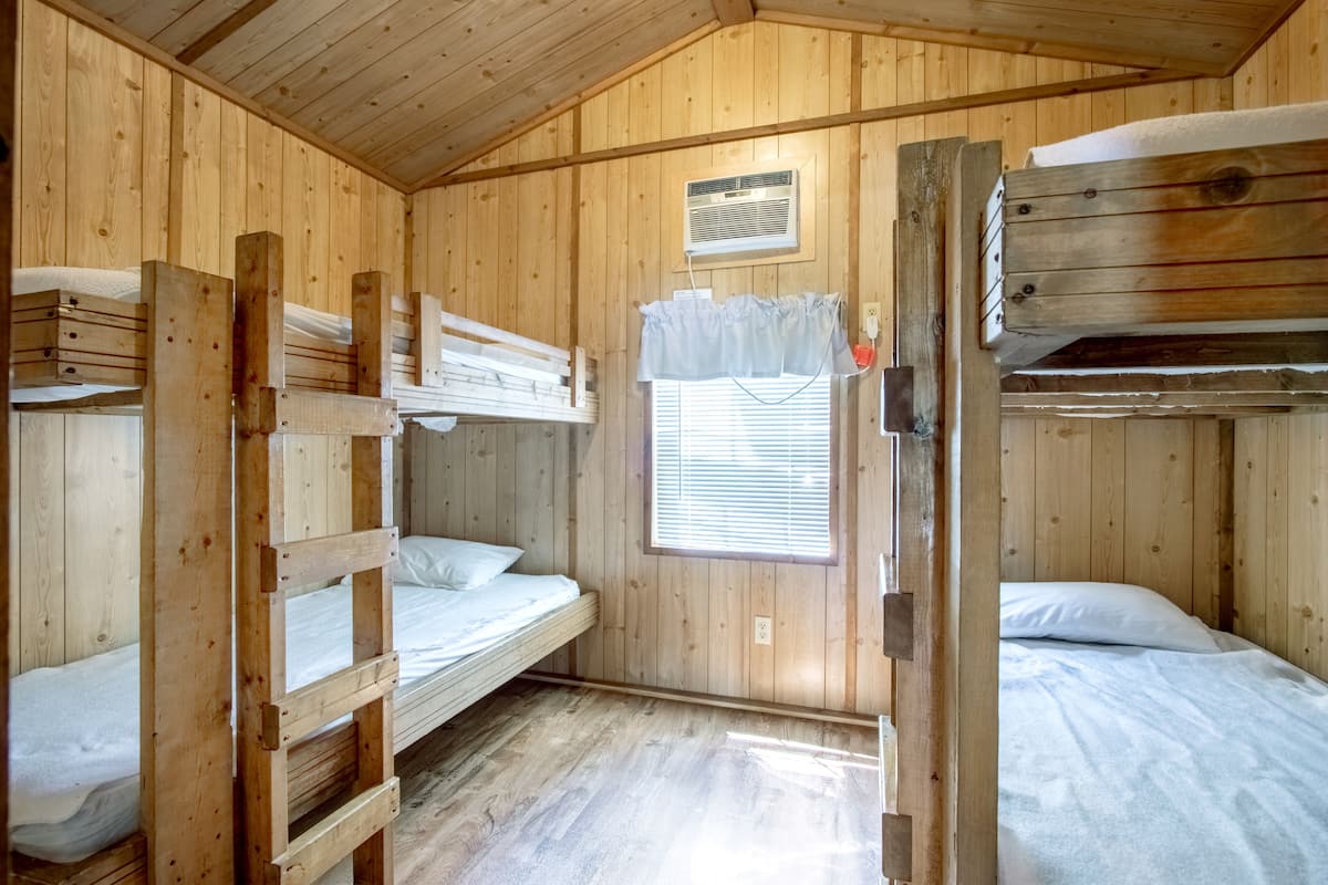 ดีลักซ์เคบิน, 2 ห้องนอน (Sleeps 6, No Pets)