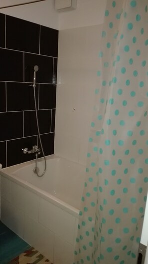 Apartment, Balkon | Badezimmer | Dusche, kostenlose Toilettenartikel, Bademäntel, Hausschuhe