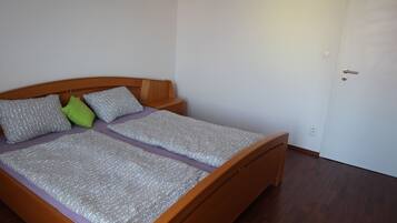 1 bedroom, soundproofing, iron/ironing board, free cribs/infant beds