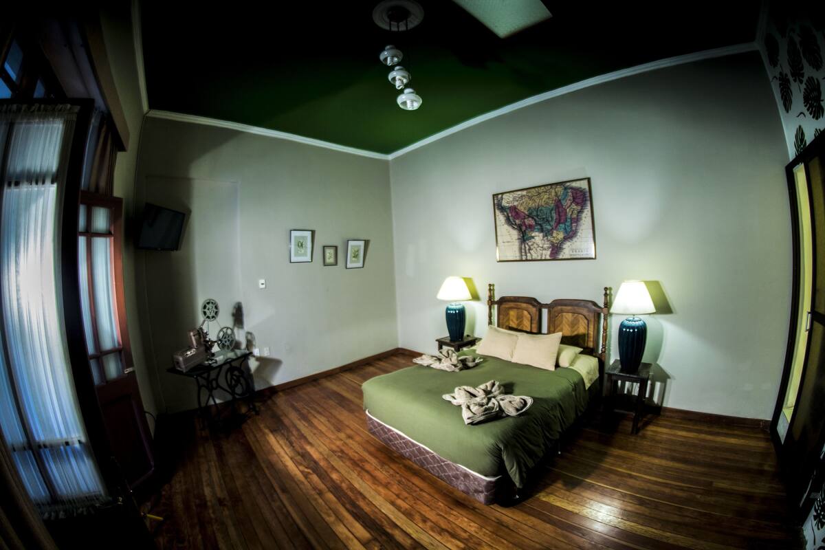 Habitación doble Deluxe, 1 habitación, baño privado | Ropa de cama de alta calidad, edredón, escritorio y wifi gratis