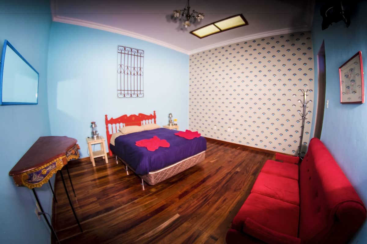 Habitación doble estándar, baño privado, en el área del patio | Ropa de cama de alta calidad, edredón, escritorio y wifi gratis