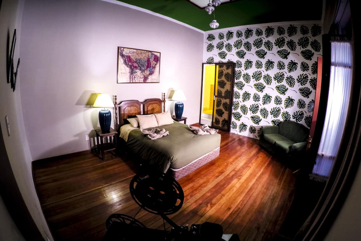 Habitación doble, 1 habitación, baño compartido, en el área del patio | Ropa de cama de alta calidad, edredón, escritorio y wifi gratis