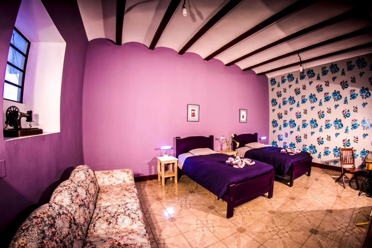 Habitación con 2 camas individuales, baño compartido | Ropa de cama de alta calidad, edredón, escritorio y wifi gratis