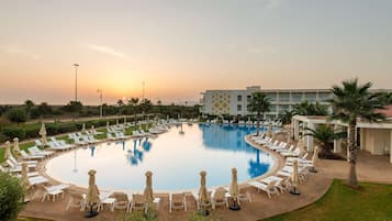 Piscine couverte, parasols de plage