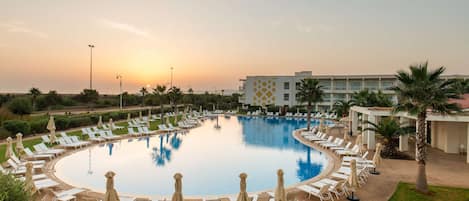 Una piscina cubierta, 3 piscinas al aire libre, sombrillas