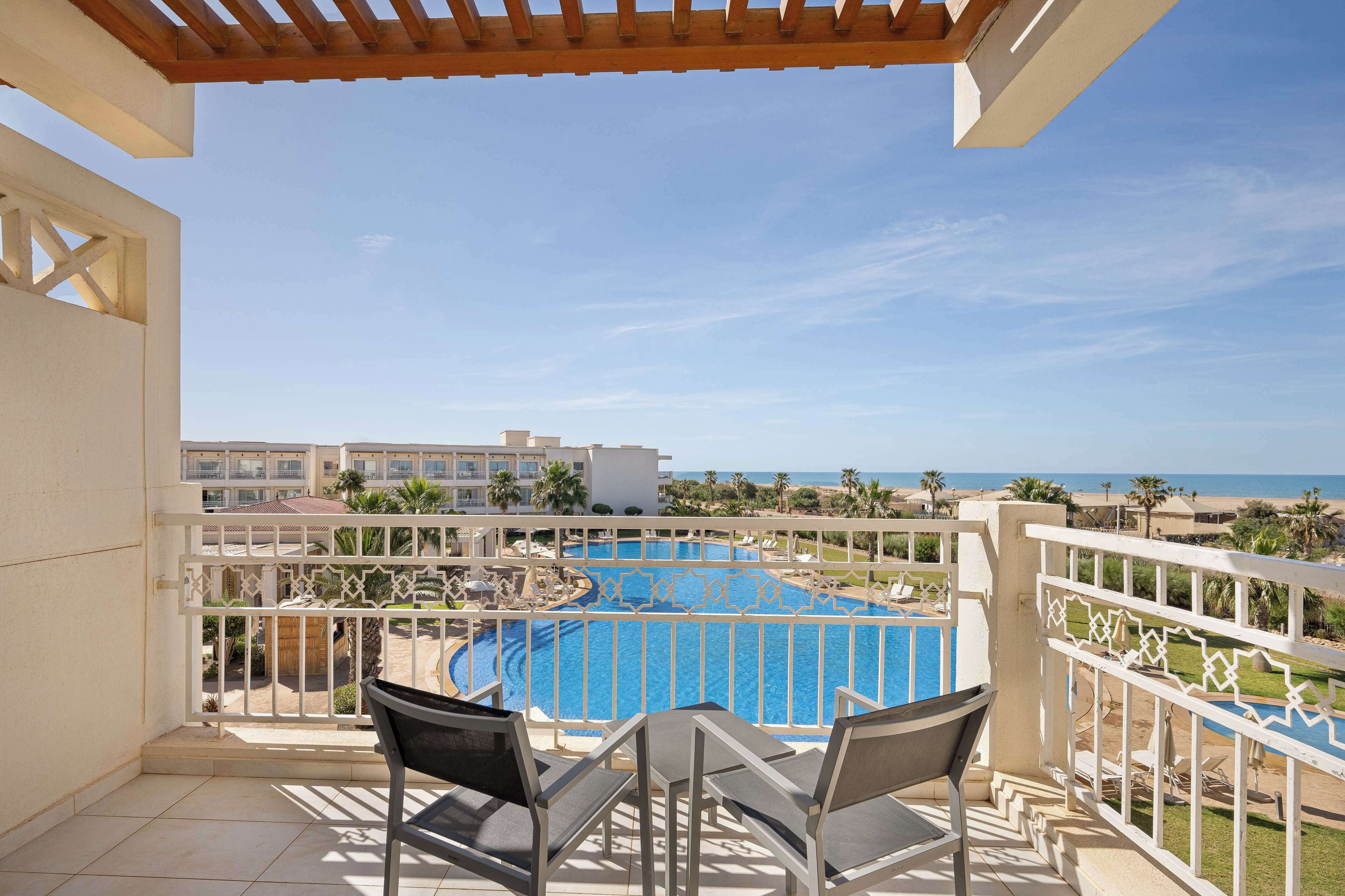 Habitación Premium, balcón, vista parcial al mar | Caja de seguridad en la habitación y escritorio 