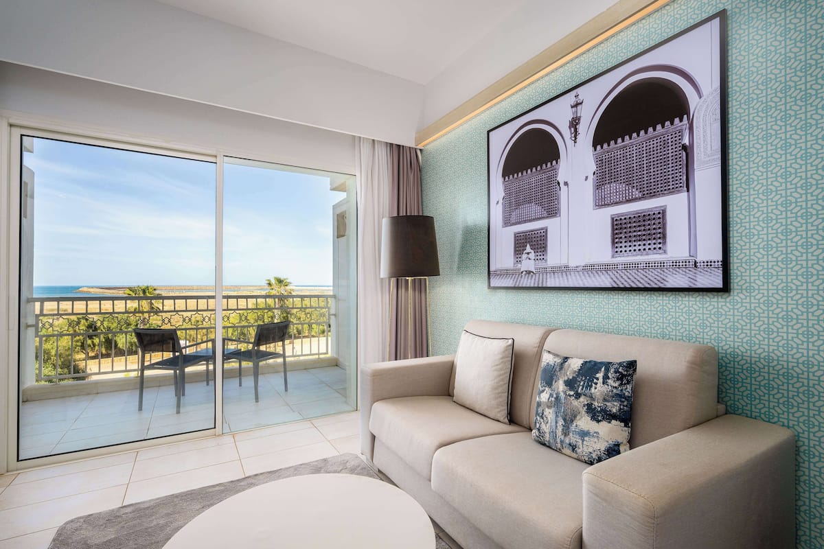Executive Room (Lateral Sea View) | Peti besi dalam bilik, meja, ruang kerja komputer riba, kalis bunyi