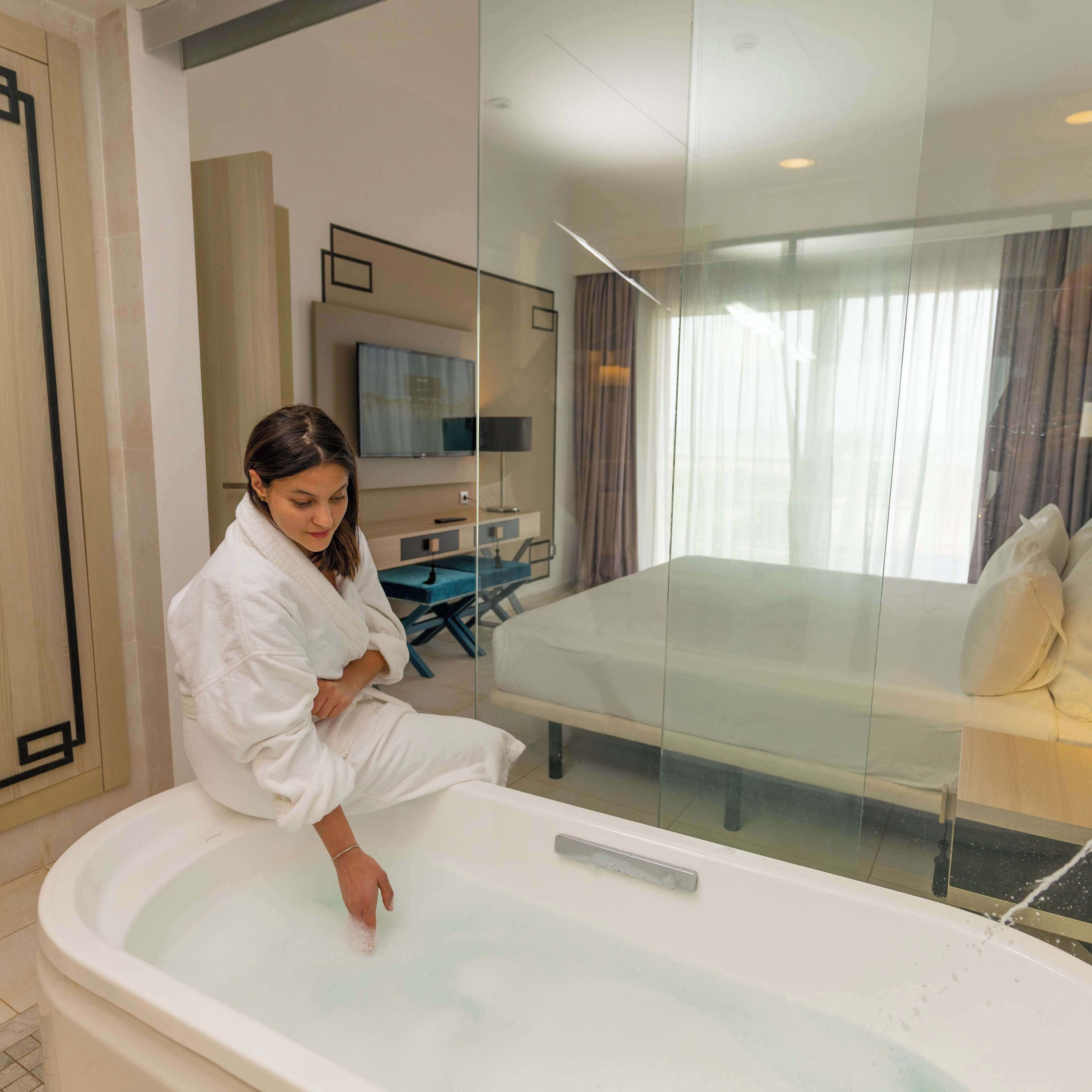 Ilmaiset hygieniatuotteet, hiustenkuivaaja, bidee, pyyhkeet