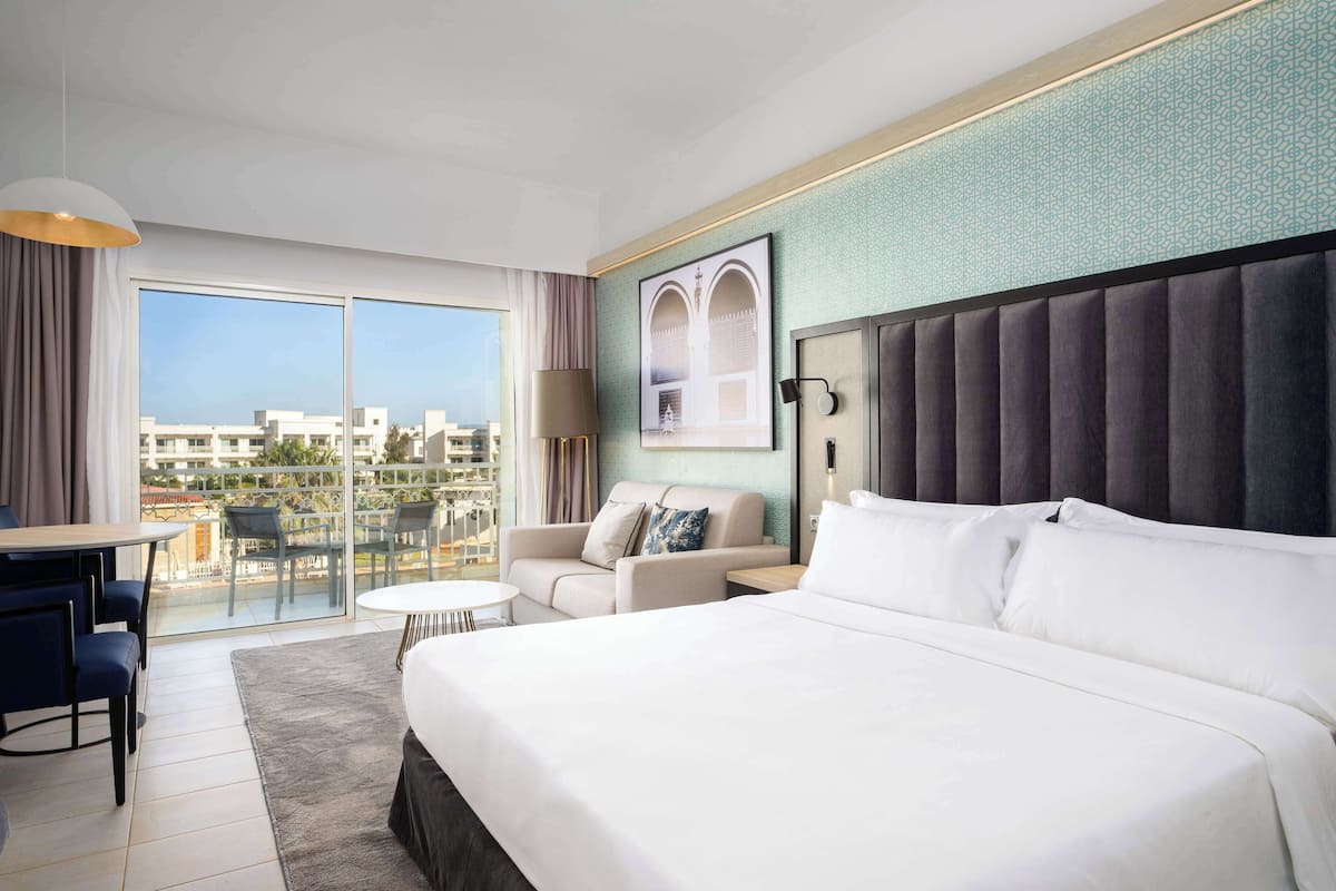 Superior Room, Balcony, Garden View | Peti besi dalam bilik, meja, ruang kerja komputer riba, kalis bunyi