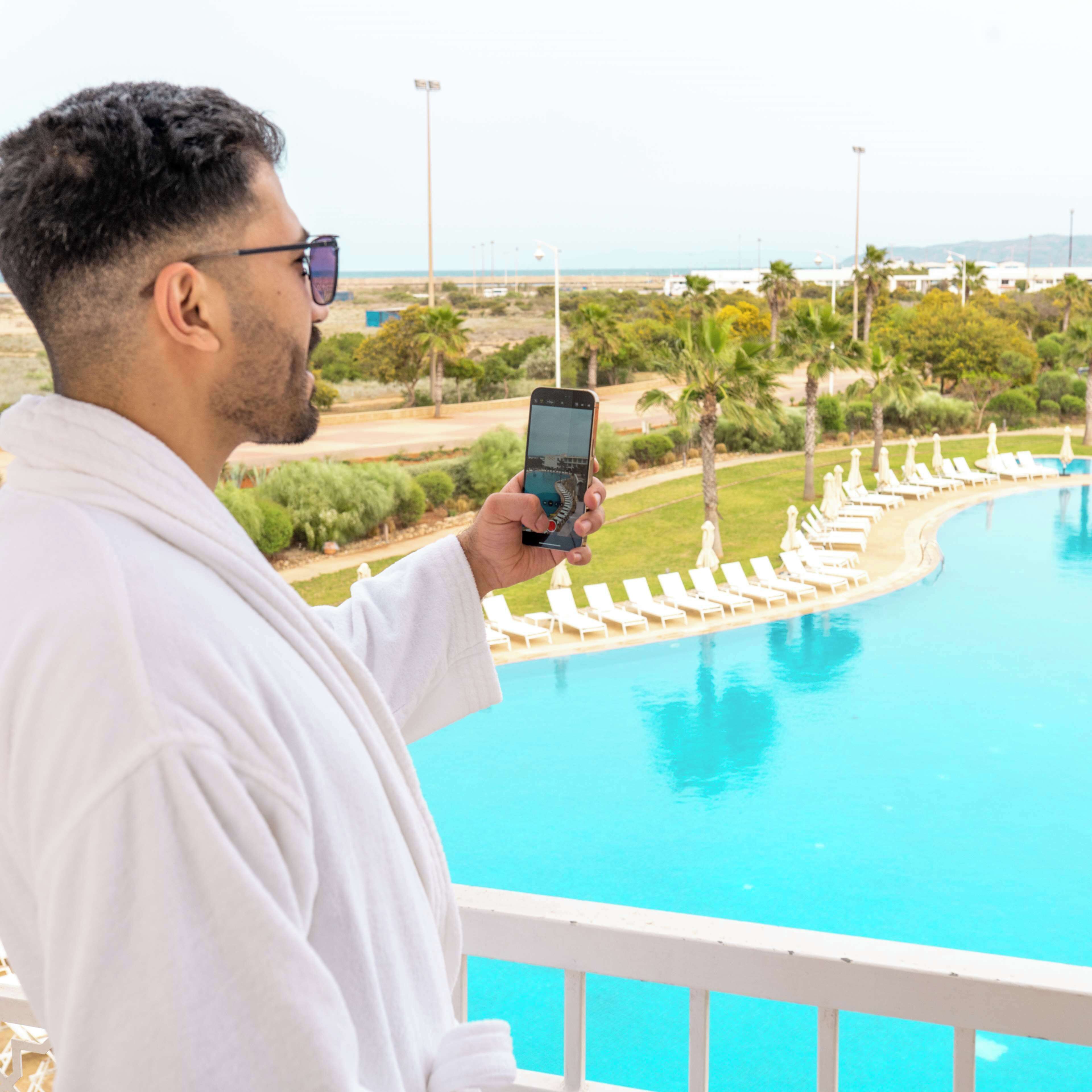 Innenpool, 3 Außenpools, Sonnenschirme