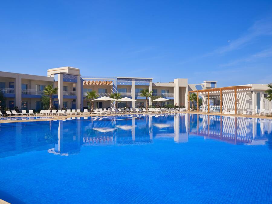 2 outdoor pools, pool loungers