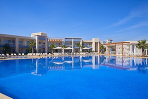 2 outdoor pools, pool loungers
